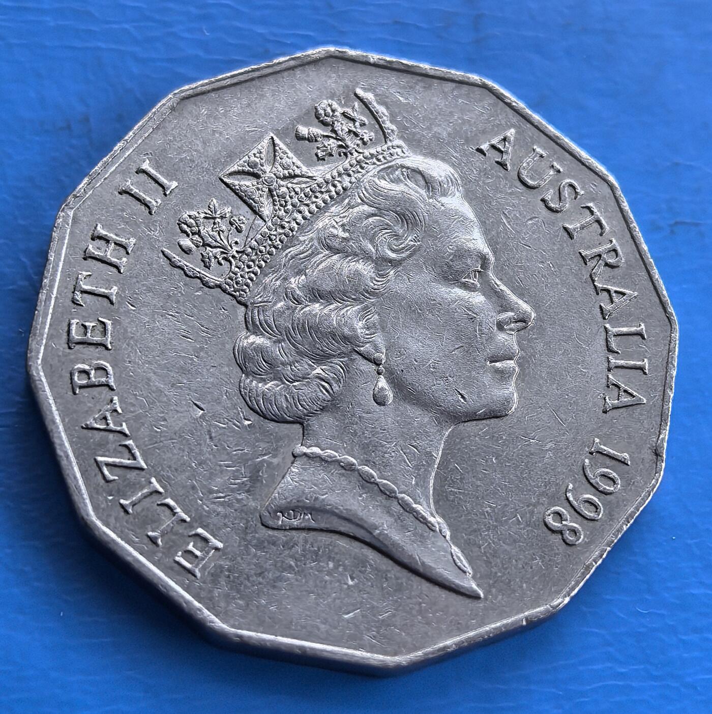 外国优质老铜币高银银币，周六九点倒数截拍，满百包邮，持续收拍 澳大利亚1998年纪念巴斯海峡发现200周年纪念币。呈现乔治・巴斯、马修・弗林德斯肖像及探险路线，八边形形制独特，铭记航海探索历史，是兼具纪念与收藏价值的钱币 。