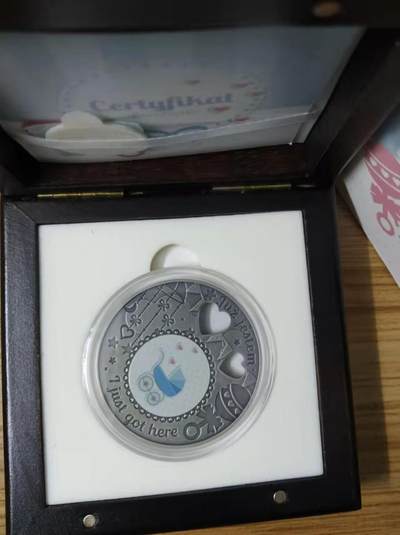 ❤️【币观天下】❤️ 第335期钱币拍卖- 2025.12.19周五晚上6点半场-长期征集拍品 - 纽埃2019(爱你永久),"婴儿出生-欢迎宝宝来到这个世界"，1盎司加大(直径达50mm),双镂空“爱心”,仿古彩色银币. 具个性化照片粘贴功能,带原配贴纸. 盒证全. 原价178欧元