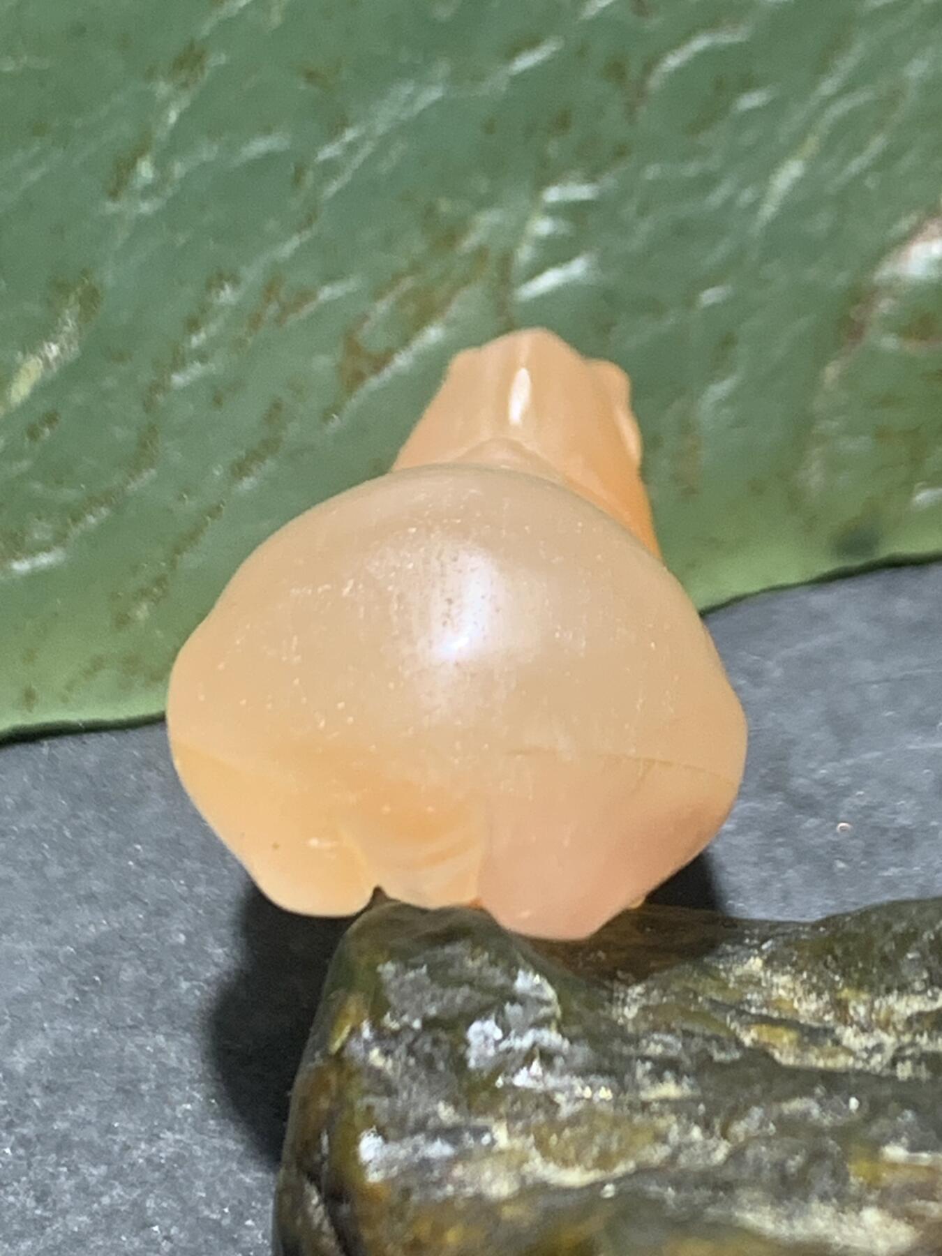 精美川料荔枝冻飘柿子红南红玛瑙雕刻“马上有钱”吊坠一个