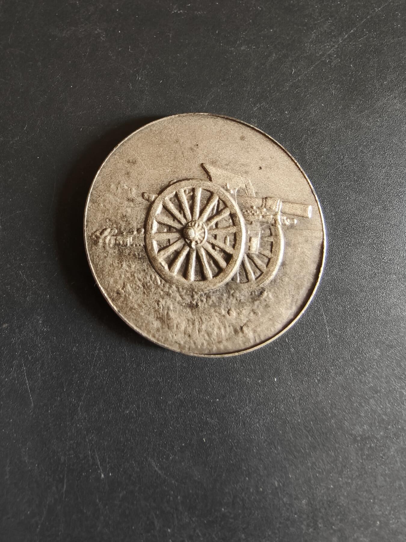 老王徽章第170期 英国1967年野战炮学员兵镀银铜章    直径39mm    .重量25.1g