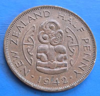 外国优质老铜币高银银币，周六九点倒数截拍，满百包邮，持续收拍 - 新西兰1942年半便士，正面为乔治六世头像及 “GEORGE VI KING EMPEROR” ，体现英王室关联；背面是毛利文化象征 “ hei - tiki ”（ 毛利护身符 ），环绕 “NEW ZEALAND HALF PENNY 1942” 。由托马斯・汉弗莱・佩吉特（ obverse ）、伦纳德・康沃尔・米切尔（ reverse ）设计，见证二战时新西兰货币与文化融合，具历史、收藏及文化研