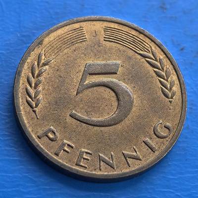 外国优质老铜币高银银币，周六九点倒数截拍，满百包邮，持续收拍 - 德国1950年5芬尼J版，属联邦德国战后货币。正面以麦穗、射线衬托面值，简洁直观；背面是橡树枝图案，搭配 “BUNDESREPUBLIK DEUTSCHLAND 1950”，象征战后重生。它见证德国经济重建，材质、设计承载时代印记，是研究战后货币史与社会复苏的实物 。