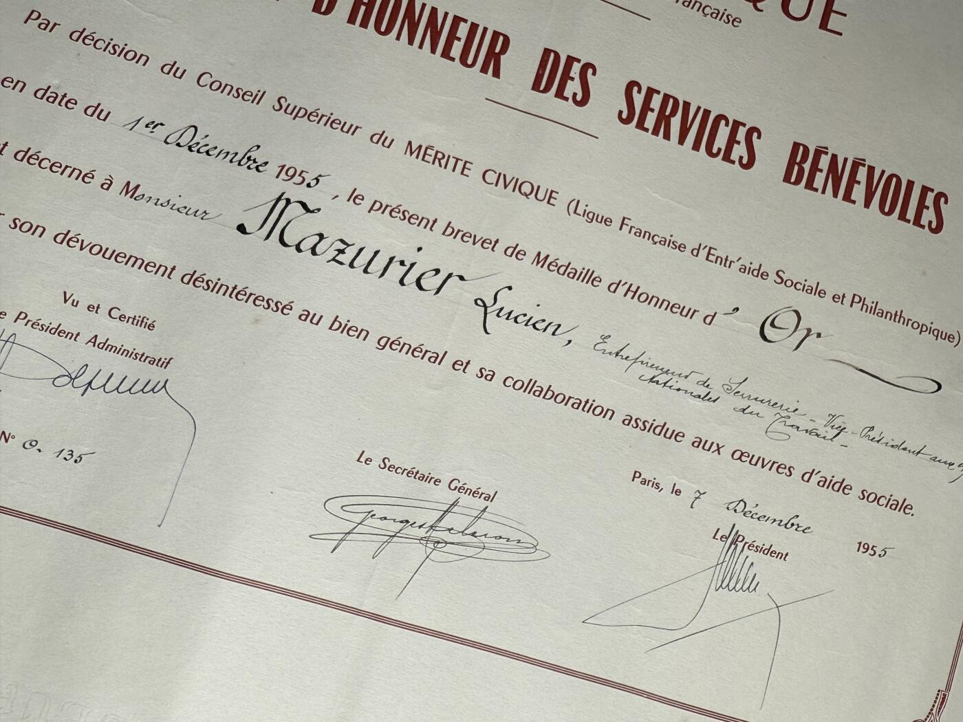 欢庆元旦！戎马世界章牌大赏第109期元旦大拍 法国公益服务荣誉金质奖章证书， 1955年由法国公民美德联盟（Ligue française du Mérite Civique） 授予Lucien Mayriller