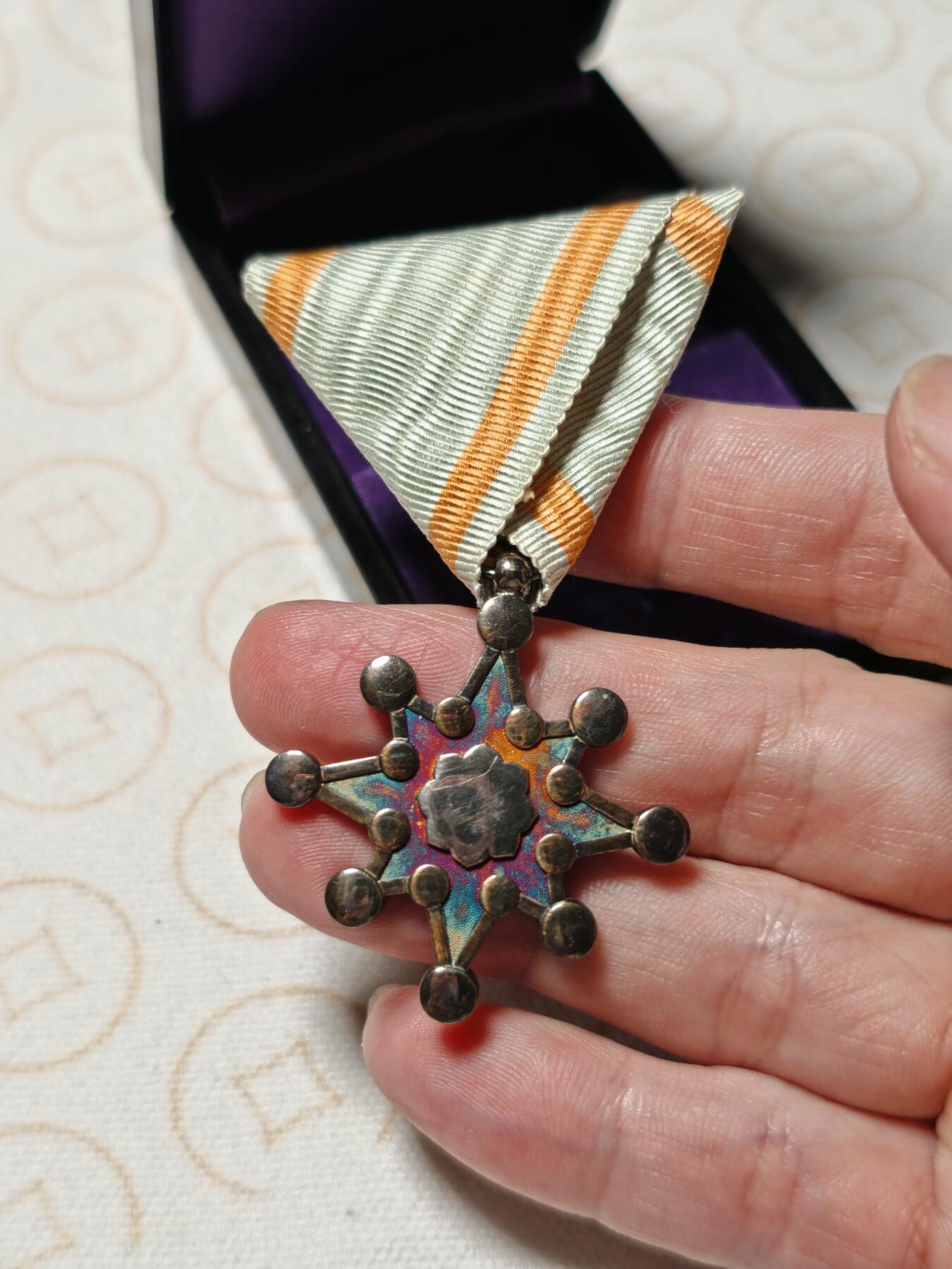 抚柳草堂-第二期章牌钱币 奖章勋章限时免佣 满百包邮 放漏专场 七等瑞宝章 原盒带杯绶 银质17.1g镀金完好氧化的非常漂亮 推荐