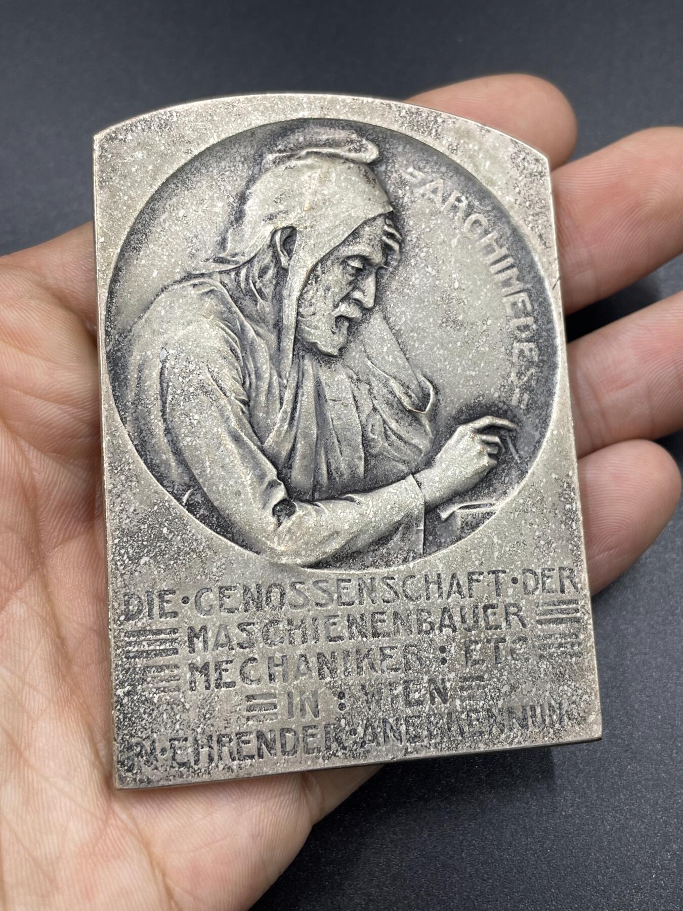 「木头集藏」“冬至雅藏”——章牌精品专场！ L. Hujer～1926年奥地利 阿基米德 镀银铜章 ，尺寸：54 × 76mm，124 g，罕见品种，由维也纳机械制造商合作社颁发给任职41周年的弗里德里希·施密特。铜章正面人物是伟大的古希腊哲学家、百科式科学家、数学家、物理学家、力学家，静态力学和流体静力学的奠基人阿基米德，在章牌上很少能见到他的形象。