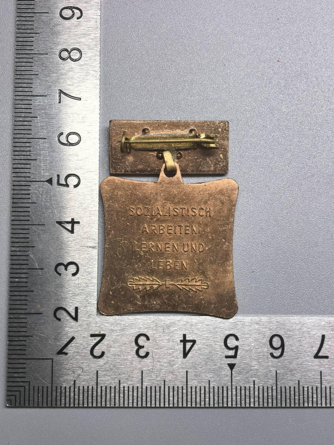 小驴勋章奖章收藏12月20日周六晚六点拍卖（珍爱和平，收藏战争，铭记历史，勿忘国耻，忠党爱国。有偿代拍，送拍规则在简介最后，参拍须阅读规则后再参拍，关系到运费包装发货时效真假辨别等关键信息，拍卖时不再发原图，看大图店主微信码在拍卖店铺介绍里）