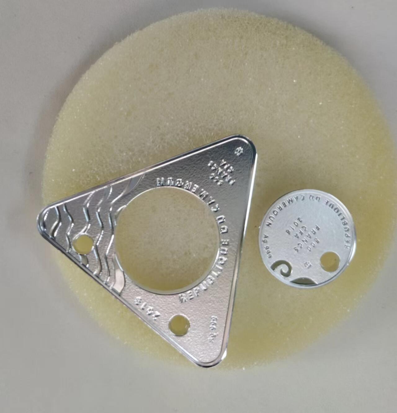 ❤️【币观天下】❤️ 第335期钱币拍卖- 2025.12.19周五晚上6点半场-长期征集拍品 【结婚礼物】喀麦隆2018,“只有我们俩” (接吻)，异形嵌合浪漫情侣项链吊坠对，圆孔、精制银币2枚套装.子母套双枚银币,盒证全. 名木“鸡油木”整体车制原装实木盒. 国外售价195美元