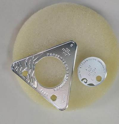 ❤️【币观天下】❤️ 第335期钱币拍卖- 2025.12.19周五晚上6点半场-长期征集拍品 - 【结婚礼物】喀麦隆2018,“只有我们俩” (接吻)，异形嵌合浪漫情侣项链吊坠对，圆孔、精制银币2枚套装.子母套双枚银币,盒证全. 名木“鸡油木”整体车制原装实木盒. 国外售价195美元