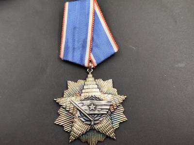 12月16日徽章钱币专场（明天白天继续更想） - 南斯拉夫5级旗帜银质勋章49.3g