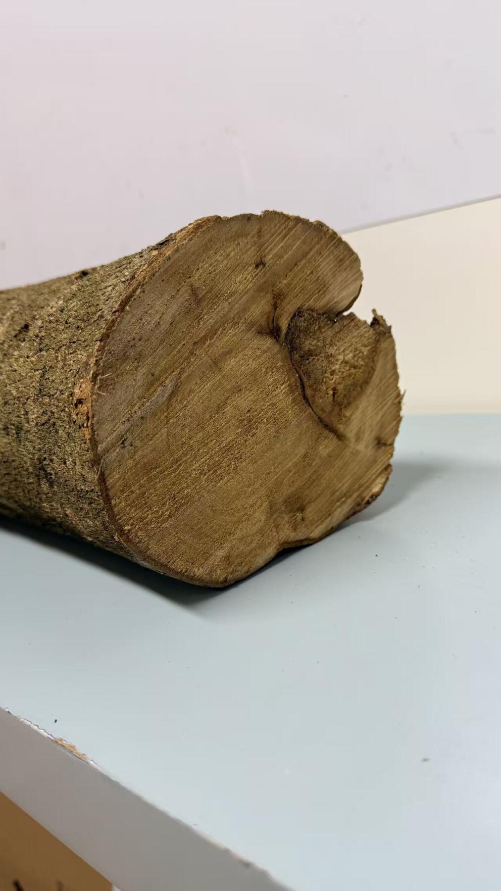 零元拍： S1-1 金丝楠 原木 风水柱 横财（材）带皮， 尺寸：60/11.5/13.5CM。抛光后金灿灿满香。最后一图为成品效果。