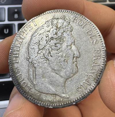 甄臻铺-世界币章拍卖（第44期）精品场拍品征集中，送拍享返佣金等优惠多多 - 好品相法国1842菲利普一世五法郎银币，正反面都带着月牙黑包浆，少见W厂，非常不错的品相，光银价就315元了，后市行情见长，这枚好品值得入手，细节见图