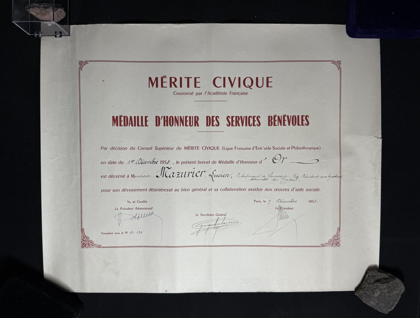 欢庆元旦！戎马世界章牌大赏第109期元旦大拍 法国公益服务荣誉金质奖章证书， 1955年由法国公民美德联盟（Ligue française du Mérite Civique） 授予Lucien Mayriller