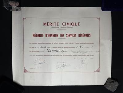 欢庆元旦！戎马世界章牌大赏第109期元旦大拍 - 法国公益服务荣誉金质奖章证书， 1955年由法国公民美德联盟（Ligue française du Mérite Civique） 授予Lucien Mayriller