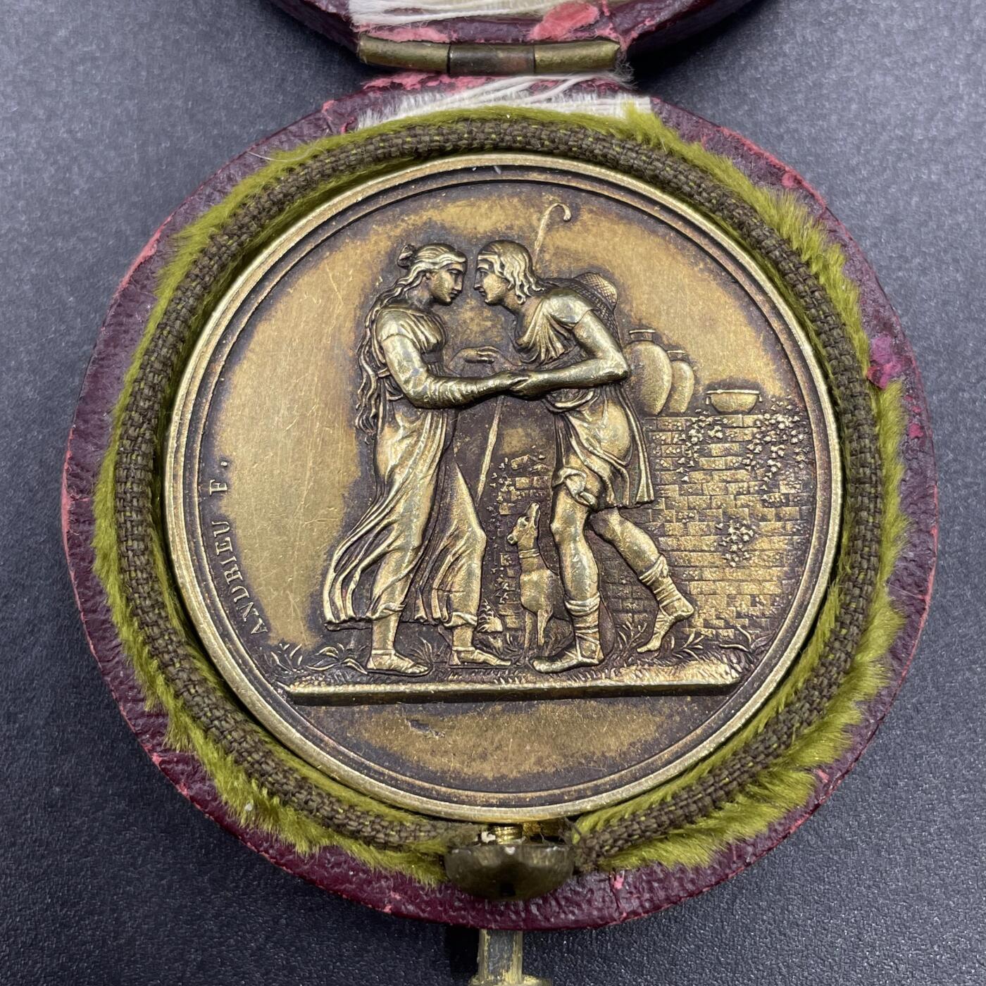 「木头集藏」“冬至雅藏”——章牌精品专场！ 1842年法国婚礼镀金原盒银章，直径：36.3 mm，21.6 g，边铭：油灯，少见早期镀金版本，品相不错，原皮盒正常使用。