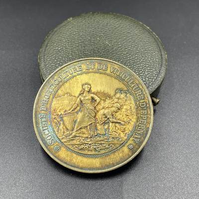 「木头集藏」“冬至雅藏”——章牌精品专场！ - 法国 埃佩尔奈 园艺与葡萄种植协会 镀金原盒银章，直径：50.5 mm，62.5 g，边铭：菱形厂标  密涅瓦银币 ARGENT  950/1000，品相不错！原皮盒正常使用。正面葡萄种植采摘场景，背面刻画埃佩尔奈城市盾徽，埃佩尔奈是法国香槟大区的核心城市，以香槟酿造和葡萄种植闻名，被誉为“香槟之都”。