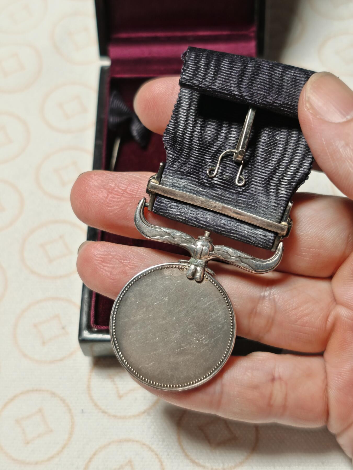 抚柳草堂-第二期章牌钱币 奖章勋章限时免佣 满百包邮 放漏专场 昭和五十四年褒章 银质原盒带蝴蝶结插针重26.7g 请注意挂环处有修复