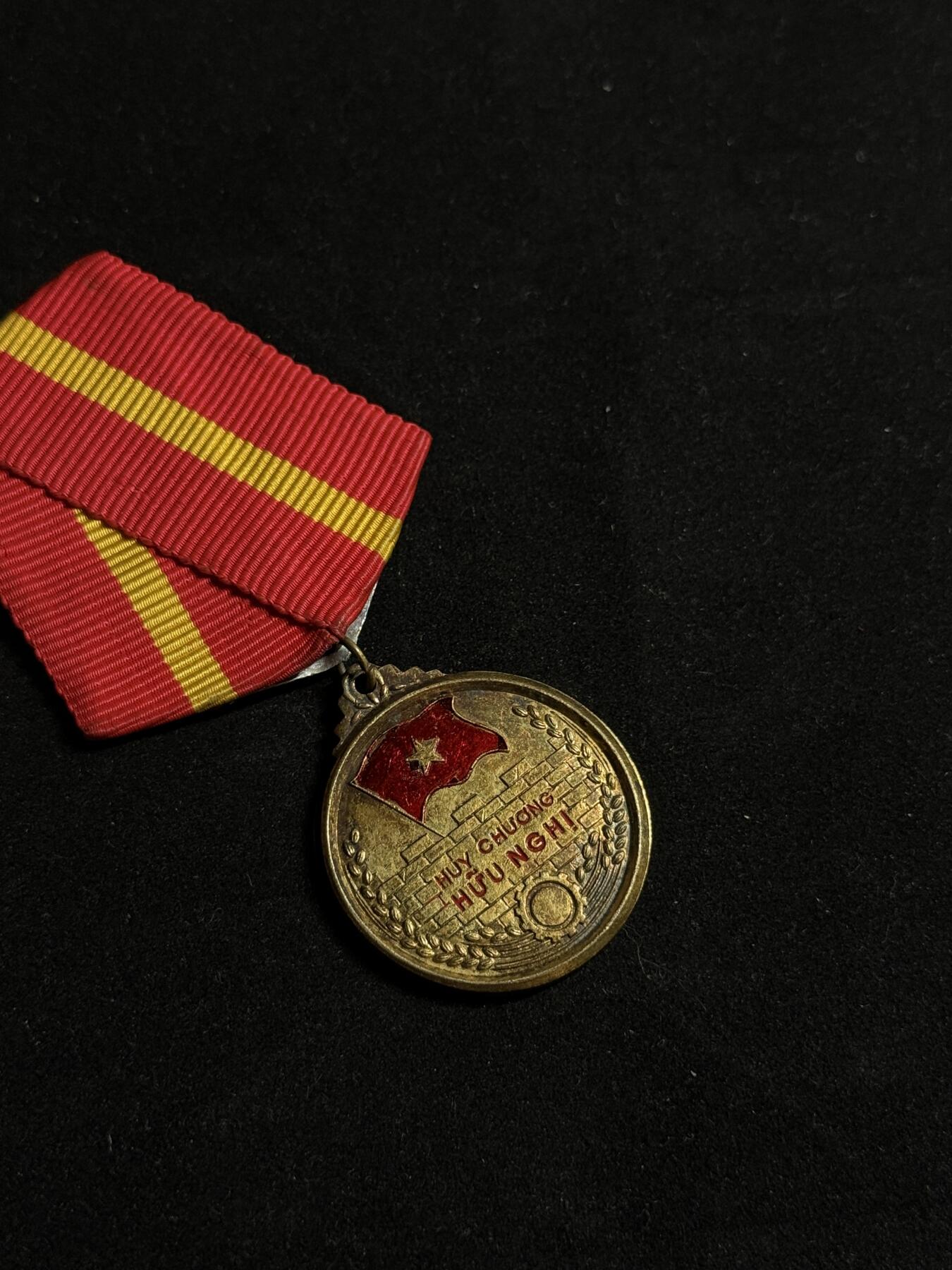 欢庆元旦！戎马世界章牌大赏第109期元旦大拍 越南友谊奖章，早期版本