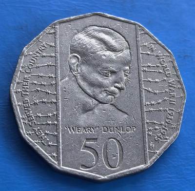 外国优质老铜币高银银币，周六九点倒数截拍，满百包邮，持续收拍 - 澳大利亚1995年二战胜利纪念币，纪念 “Weary” Dunlop（威尔・邓洛普，二战中救助战俘的澳籍医生 ）。以其肖像、“SERVED THEIR COUNTRY IN WORLD WAR II 1939 - 1945” 文字，铭记其历史贡献，八边形形制独特，是致敬英雄、具纪念意义的钱币 。