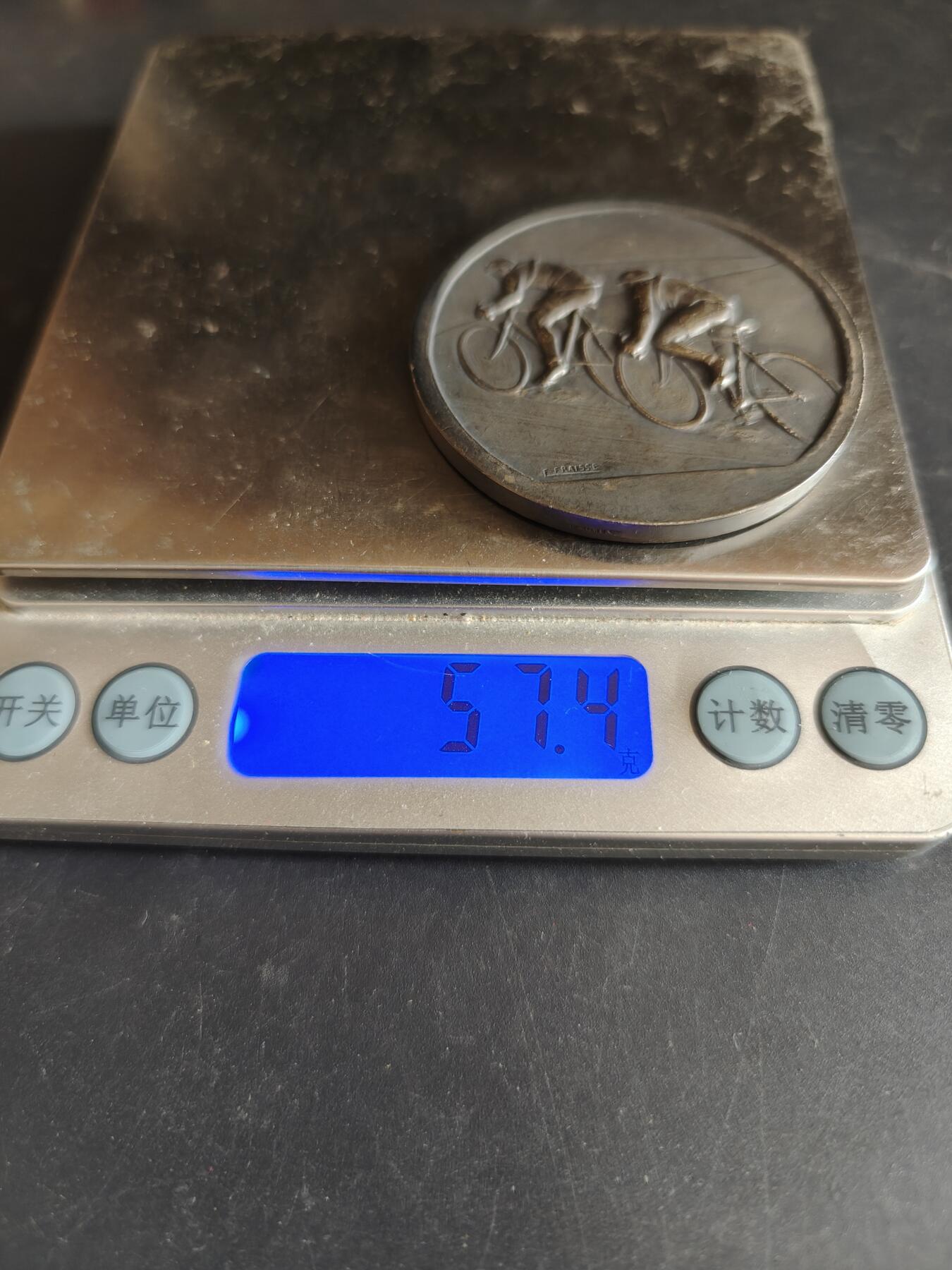 老王徽章第170期 法国自行车运动镀银大铜章     直径50mm    重量57.3g