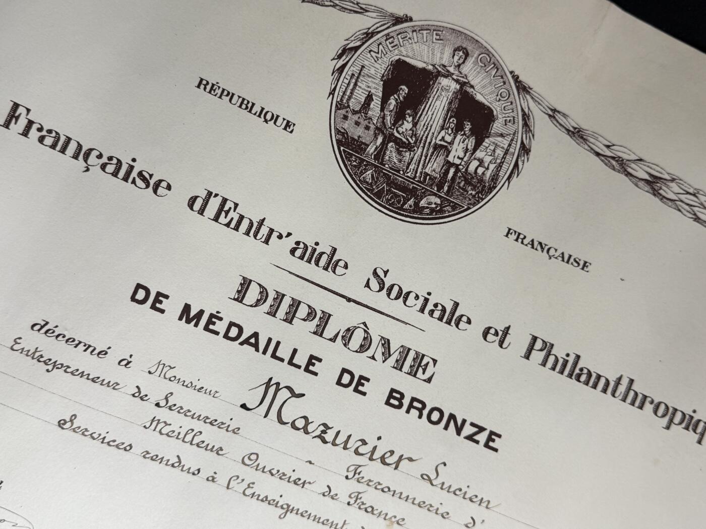 欢庆元旦！戎马世界章牌大赏第109期元旦大拍 法国社会互助与慈善联盟铜质奖章证书，1952年授予Lucien Mayriller（马赛的法国马赛的建筑企业家/工人）