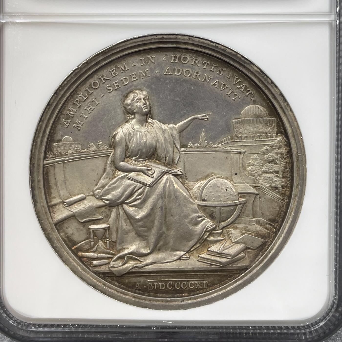 「木头集藏」“冬至雅藏”——章牌精品专场！ 1911年庇护十世梵蒂冈天文台纪念银章，MS 61，为庆祝新馆馆址的启用，庇护十世在1910年11月17日特别接见了天文台的工作人员。第二年，在纪念庇护十世当选8周年所发行的年度纪念章的正面刻上代表天文学的图像，寓意深远。