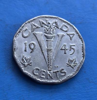 外国优质老铜币高银银币，周六九点倒数截拍，满百包邮，持续收拍 - 加拿大1945年胜利火炬5分，正面为英王乔治六世侧面像，环绕 “GEORGIVS VI D:G:REX ET IND:IMP” ，彰显英联邦关联；背面铸 “CANADA 1945 CENTS” ，搭配火炬、“V” 字及枫叶，“V” 象征二战胜利，火炬寓意和平，枫叶代表加拿大。设计融合战争纪念与国家符号，对研究加拿大二战历史、货币文化意义重大，是承载特殊胜利记忆的实物 。