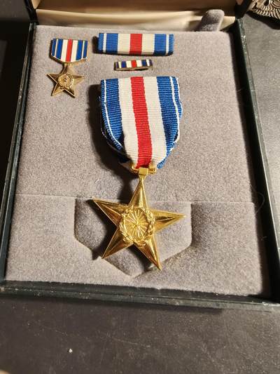 老王徽章第170期 - 美国银星勋章   原盒带略和珐琅略、帽扣   银星勋章为复刻
