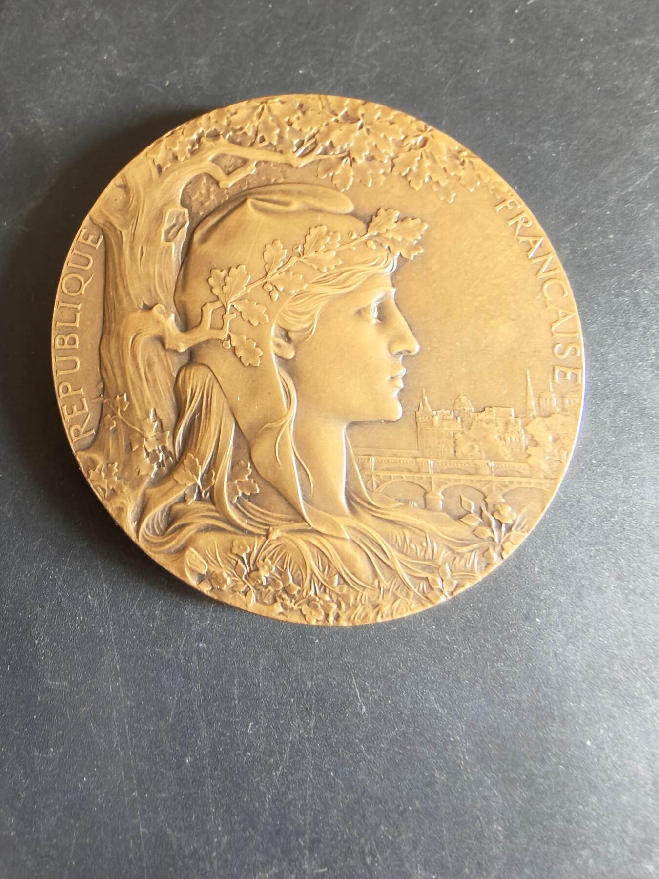 老王徽章第170期 法国1900巴黎世博会大铜章     大师夏普兰作品     直径64mm    重量99g