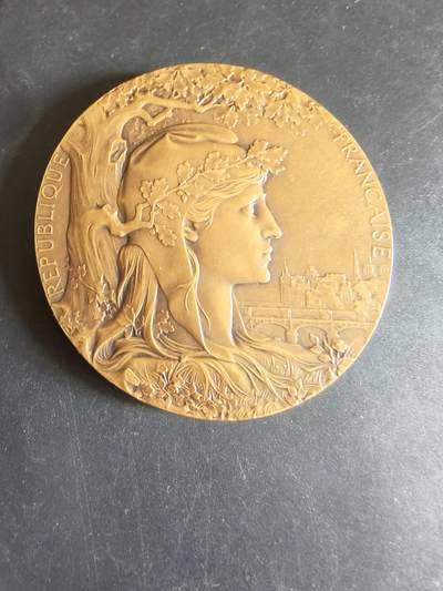 老王徽章第170期 - 法国1900巴黎世博会大铜章     大师夏普兰作品     直径64mm    重量99g