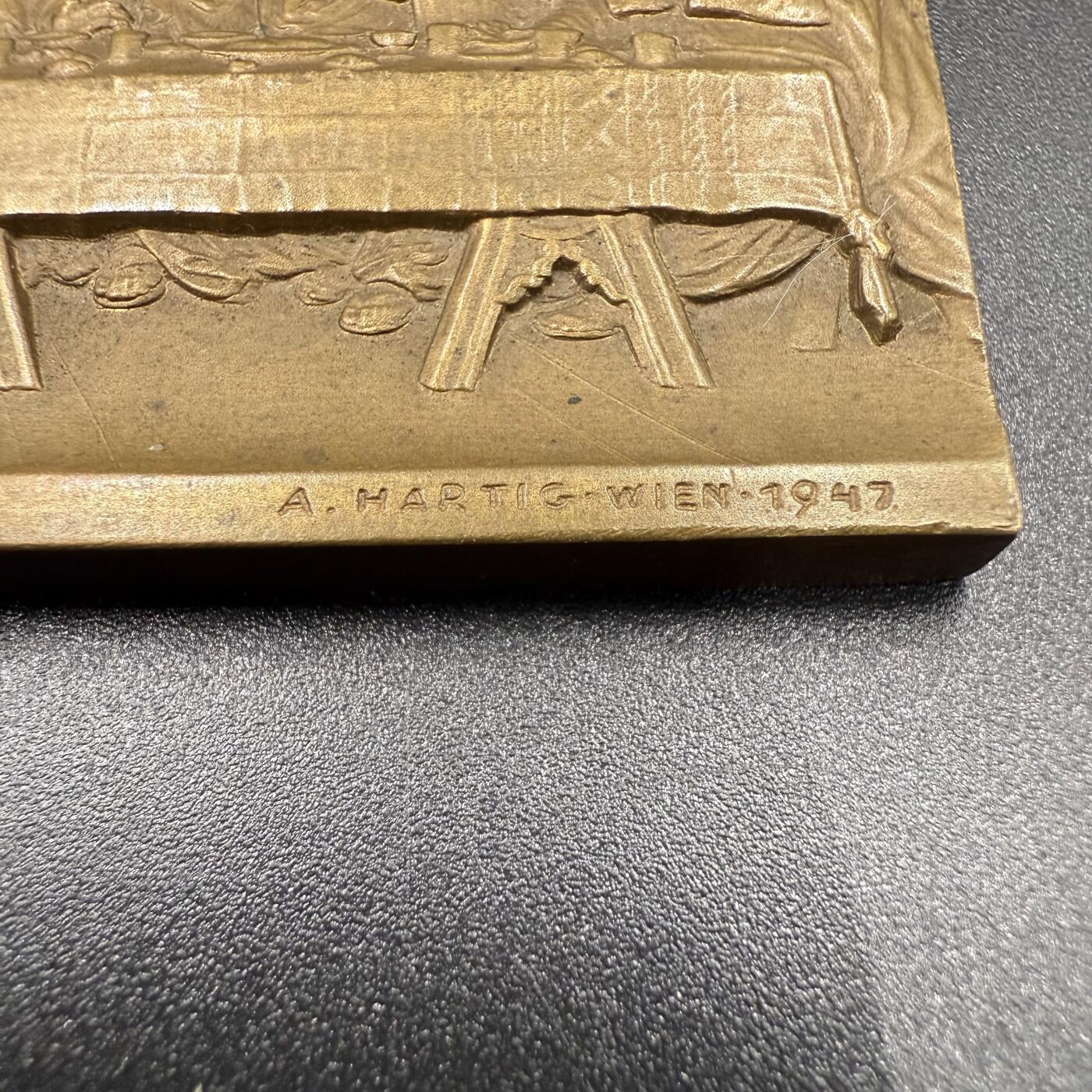 「木头集藏」“冬至雅藏”——章牌精品专场！  A. Hartig～1947年奥地利 最后的晚餐 矩形铜章，尺寸：90 × 52 mm，163 g，罕见品种！达芬奇的壁画《最后的晚餐》可以说是世界上最著名的绘画作品之一，由奥地利雕刻大师阿诺德·哈蒂格用浮雕的形式在章牌上完美呈现。
