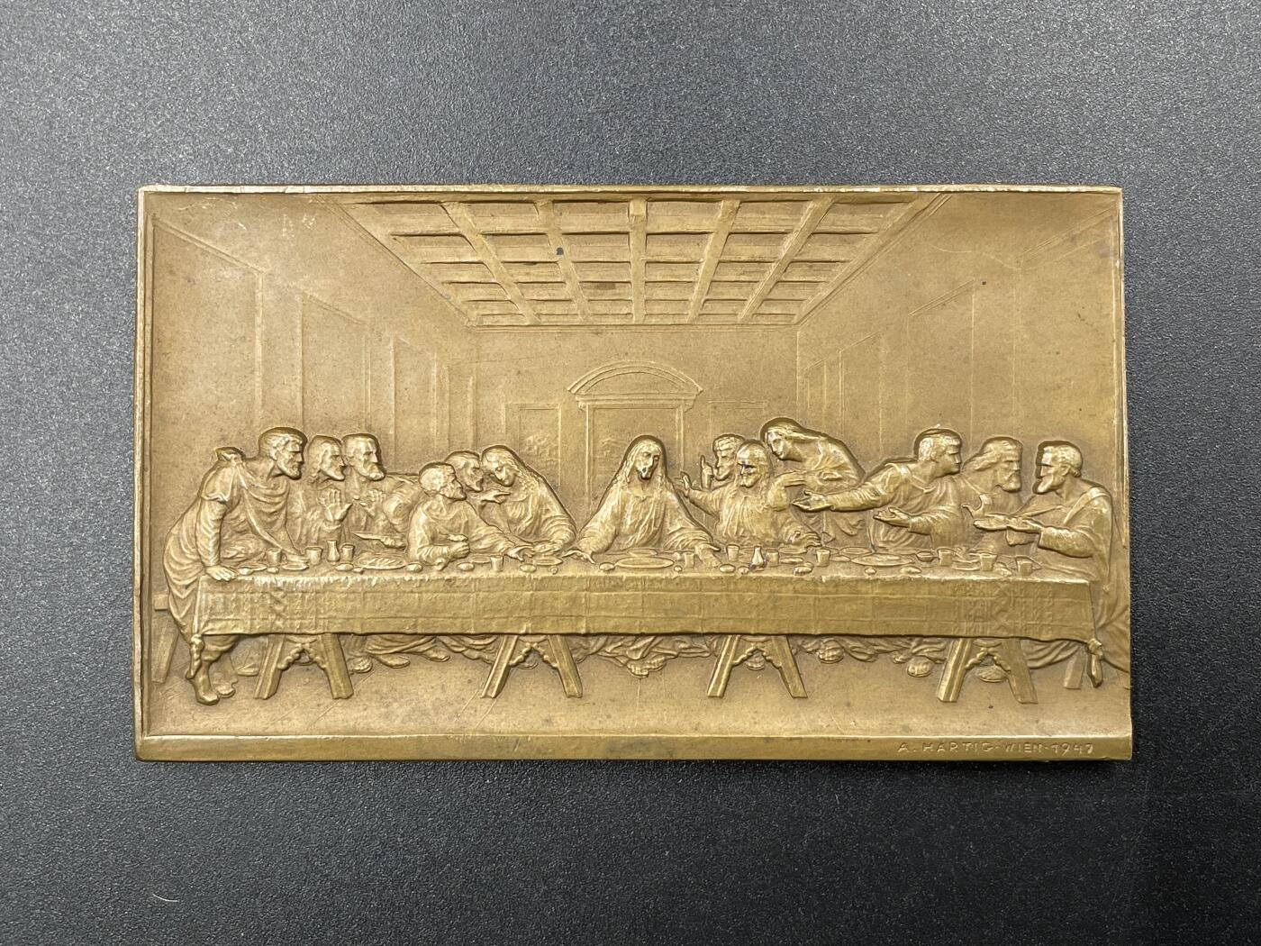 「木头集藏」“冬至雅藏”——章牌精品专场！  A. Hartig～1947年奥地利 最后的晚餐 矩形铜章，尺寸：90 × 52 mm，163 g，罕见品种！达芬奇的壁画《最后的晚餐》可以说是世界上最著名的绘画作品之一，由奥地利雕刻大师阿诺德·哈蒂格用浮雕的形式在章牌上完美呈现。