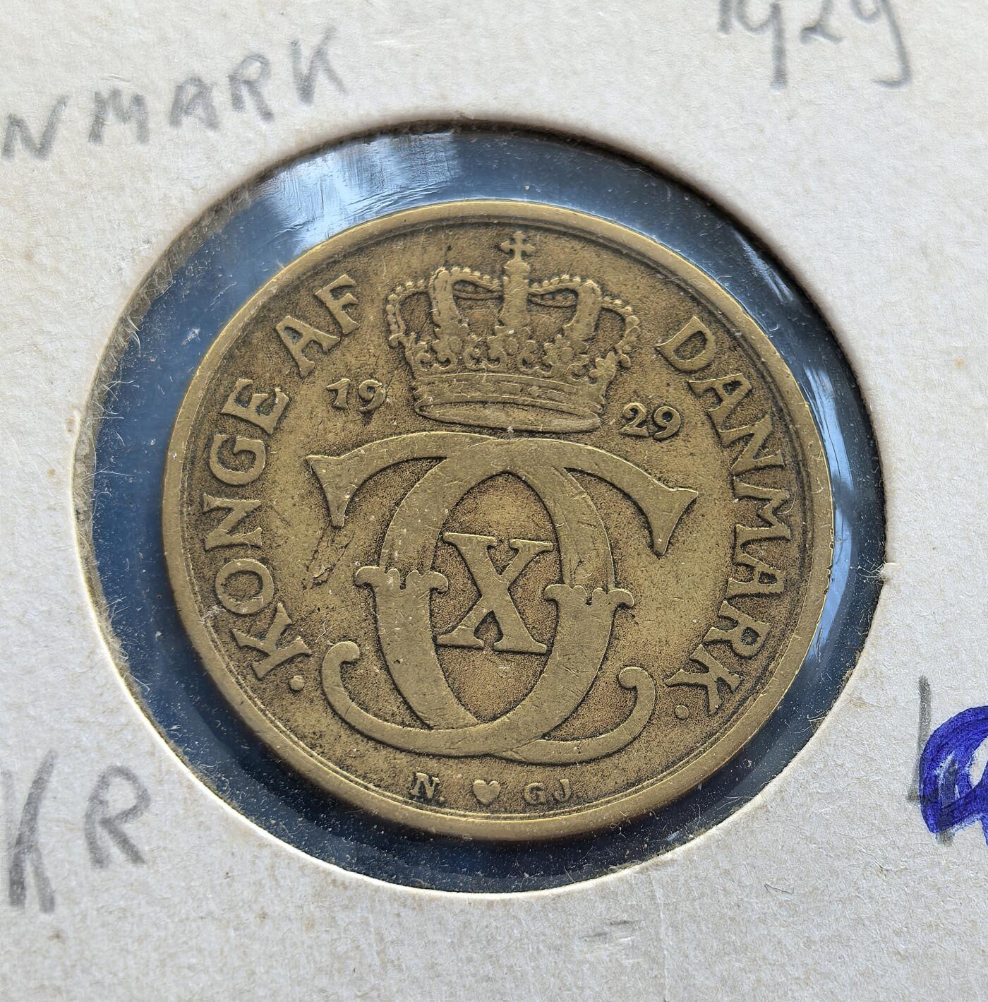 外国优质老铜币高银银币，周六九点倒数截拍，满百包邮，持续收拍 丹麦 1929 年克里斯蒂安十世1克朗，币面文字清晰、皇冠浮雕立体，包浆自然温润，历经近百年流通与岁月损耗，好品存世量逐步减少，是丹麦早期克朗系列的关键收藏标的。