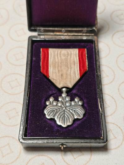 抚柳草堂-第二期章牌钱币 奖章勋章限时免佣 满百包邮 放漏专场 - 八等白色桐叶章 银质17g 原盒侧面有损