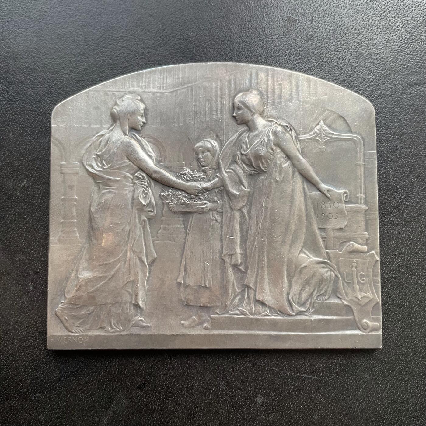 「木头集藏」“冬至雅藏”——章牌精品专场！ F. Vernon～法国银章 1905年比利时列日世博会，尺寸：63 x73mm，139 g，边铭：1 丰饶角 ARGENT。铜章较常见，银章非常罕见。正面是比利时女神在欢迎法国女神玛丽安娜，背面是世博会场馆。1905年世博会在比利时列日举办，以庆祝比利时王国独立70周年。此章由负责法国在境外参展事宜的“法国海外展览委员会”委托铸造。
