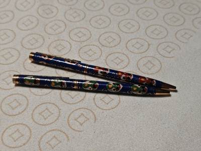 抚柳草堂-第二期章牌钱币 奖章勋章限时免佣 满百包邮 放漏专场 - 创汇时期 手工景泰蓝圆珠笔两支 铜胎掐丝镀金 珐琅有轻微磕碰 笔芯已换新 可以正常书写