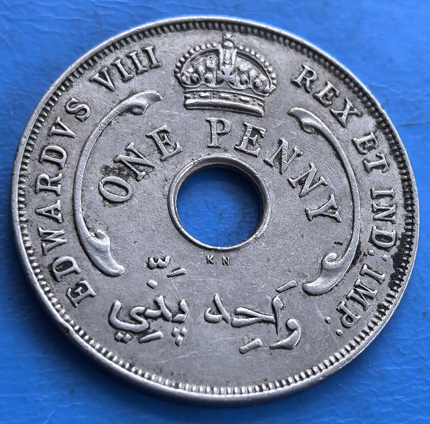 外国优质老铜币高银银币，周六九点倒数截拍，满百包邮，持续收拍 英属西非1936 年爱德华八世大便士KN版，正面铸 “BRITISH WEST AFRICA 1936”，搭配交织等边三角形（所罗门之印）图案，象征殖民统治与文化符号融合；中间圆孔设计，契合西非当地串挂使用习惯，实用又具特色。1936 年是英王爱德华八世短暂统治期，此币见证英殖民西非历史，对研究英殖民货币体系、西非地域文化意义重大，是承载特殊历史记忆的实物遗存 。