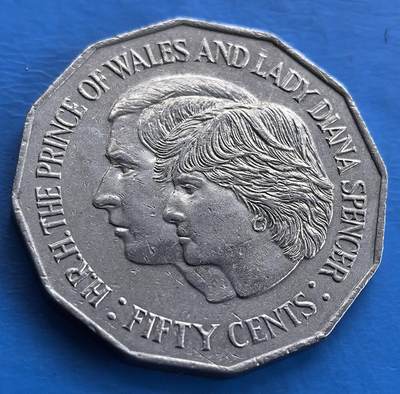 外国优质老铜币高银银币，周六九点倒数截拍，满百包邮，持续收拍 - 澳大利亚1981年查尔斯王子与戴安娜王妃大婚50分纪念币。呈现两人肖像，记录王室经典时刻，八边形形制独特，是见证王室历史、具收藏意义的钱币 。