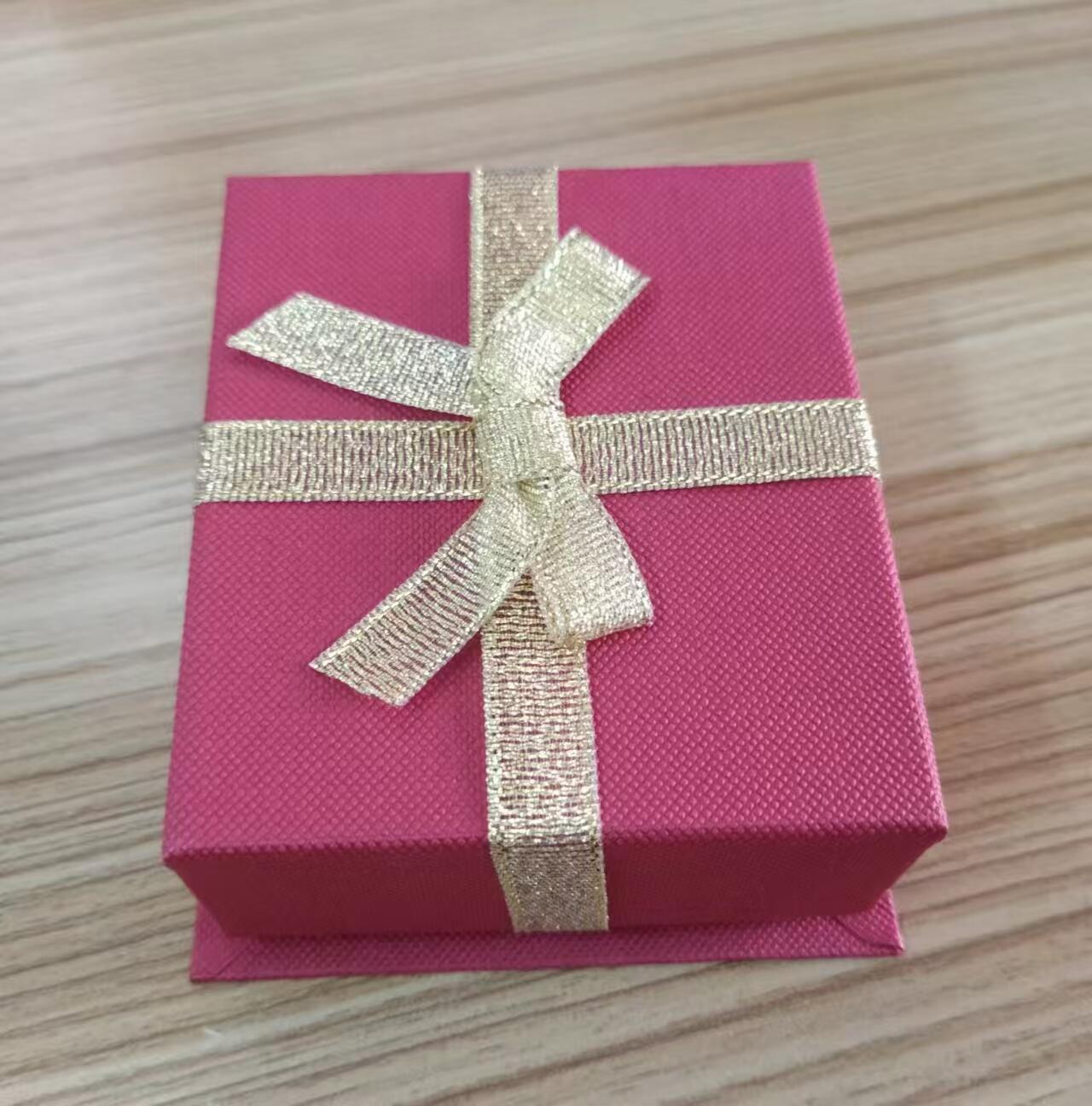 ❤️【币观天下】❤️ 第335期钱币拍卖- 2025.12.19周五晚上6点半场-长期征集拍品 喀麦隆2018,圣诞快乐-“星月天使”,金边币边、双圆孔项链吊坠、镀24K金精制银币. 配有原装项链,盒证全.