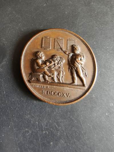 老王徽章第170期 - 法国教育部基础教育大铜章    高浮雕    上课小天使    直径42mm     重量33.5g