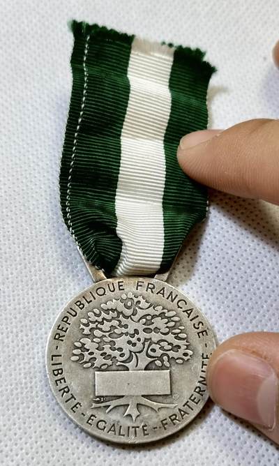 甄臻铺-世界币章拍卖（第44期）精品场拍品征集中，送拍享返佣金等优惠多多 法国银级地方荣誉奖章 女神版 26.2克 含银92.5% 纯银价330多，细节见图