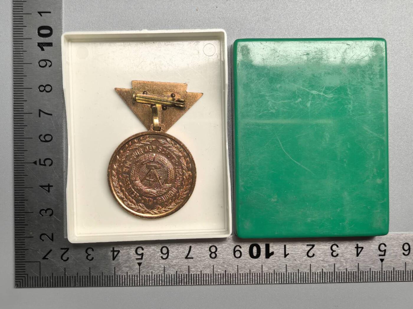 小驴勋章奖章收藏12月20日周六晚六点拍卖（珍爱和平，收藏战争，铭记历史，勿忘国耻，忠党爱国。有偿代拍，送拍规则在简介最后，参拍须阅读规则后再参拍，关系到运费包装发货时效真假辨别等关键信息，拍卖时不再发原图，看大图店主微信码在拍卖店铺介绍里）