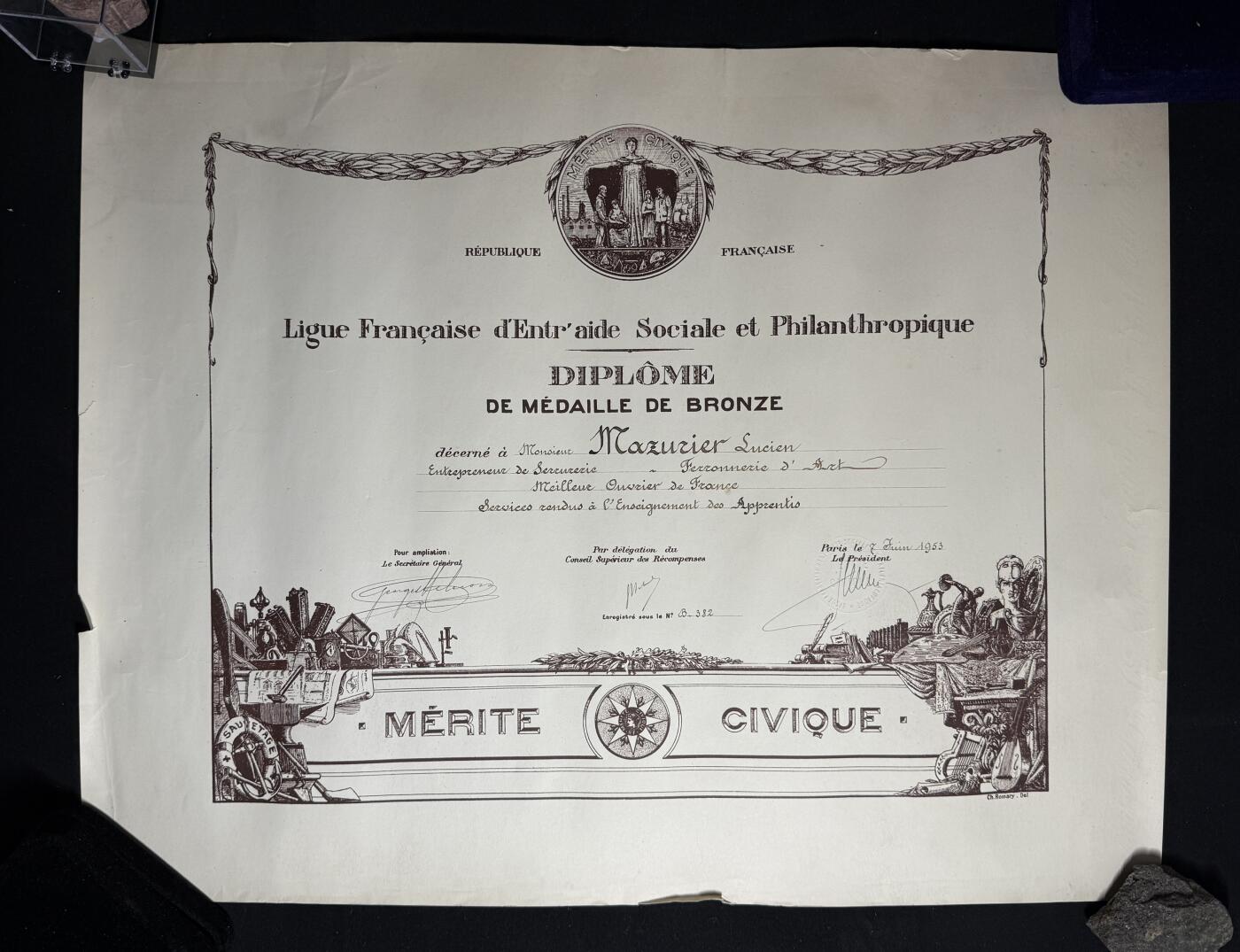 欢庆元旦！戎马世界章牌大赏第109期元旦大拍 法国社会互助与慈善联盟铜质奖章证书，1952年授予Lucien Mayriller（马赛的法国马赛的建筑企业家/工人）