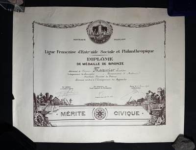 欢庆元旦！戎马世界章牌大赏第109期元旦大拍 - 法国社会互助与慈善联盟铜质奖章证书，1952年授予Lucien Mayriller（马赛的法国马赛的建筑企业家/工人）
