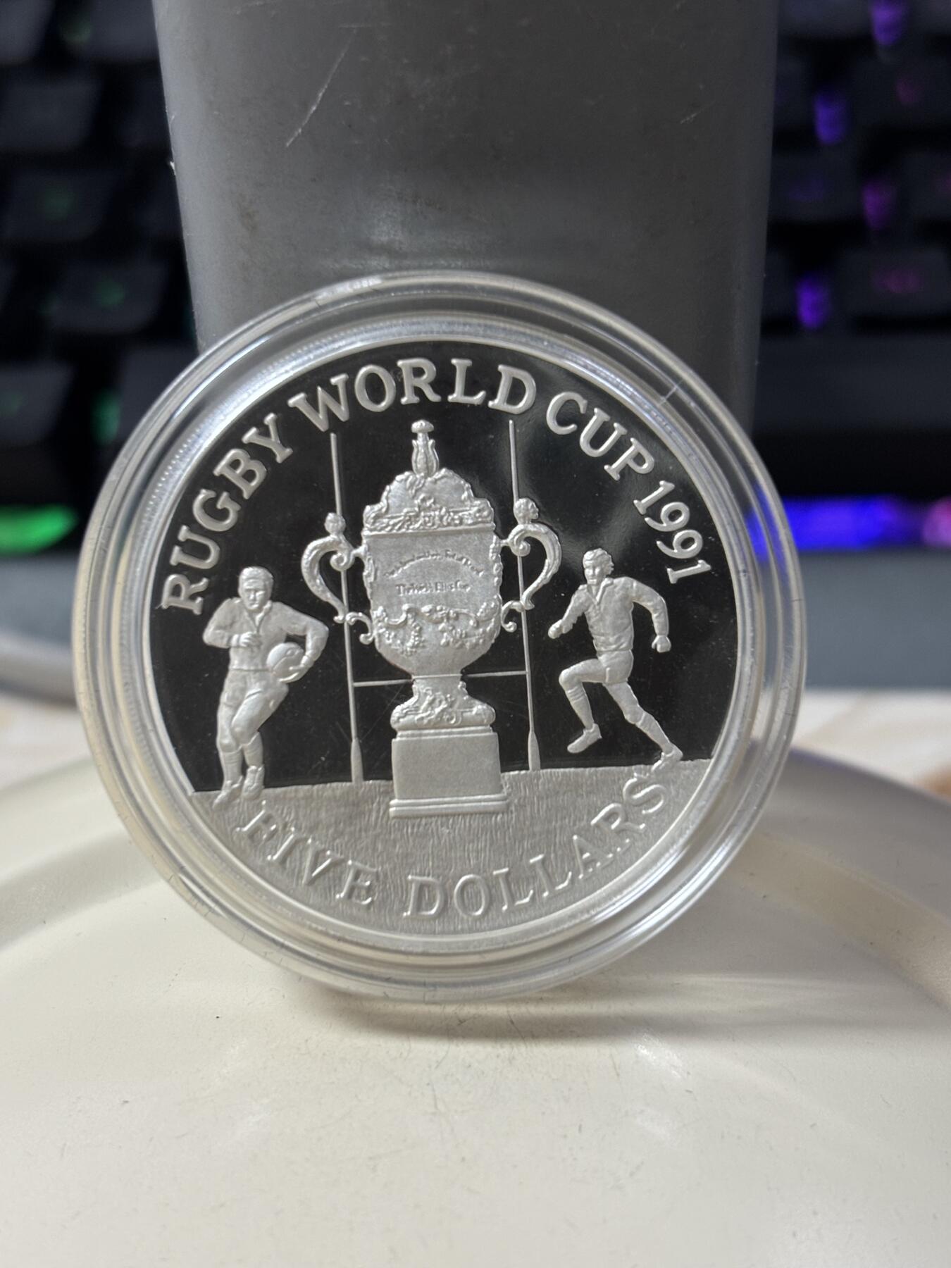 第185期拍卖 新西兰1991年世界杯纪念银币原盒证书，925银，27.22克，发行15000枚，盒子有脱皮，【银价364】