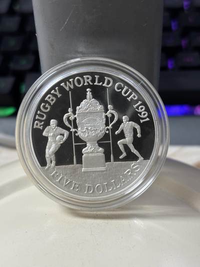 第185期拍卖 - 新西兰1991年世界杯纪念银币原盒证书，925银，27.22克，发行15000枚，盒子有脱皮，【银价364】