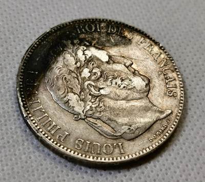 甄臻铺-世界币章拍卖（第44期）精品场拍品征集中，送拍享返佣金等优惠多多 近AU好品相，法国1843菲利普一世五法郎银币，原味老包浆，少见W厂，非常好品相，须发都非常清晰，背面花环叶子也清晰可辨，光银价就315元了，后市行情见长，这枚好品值得入手，细节见图