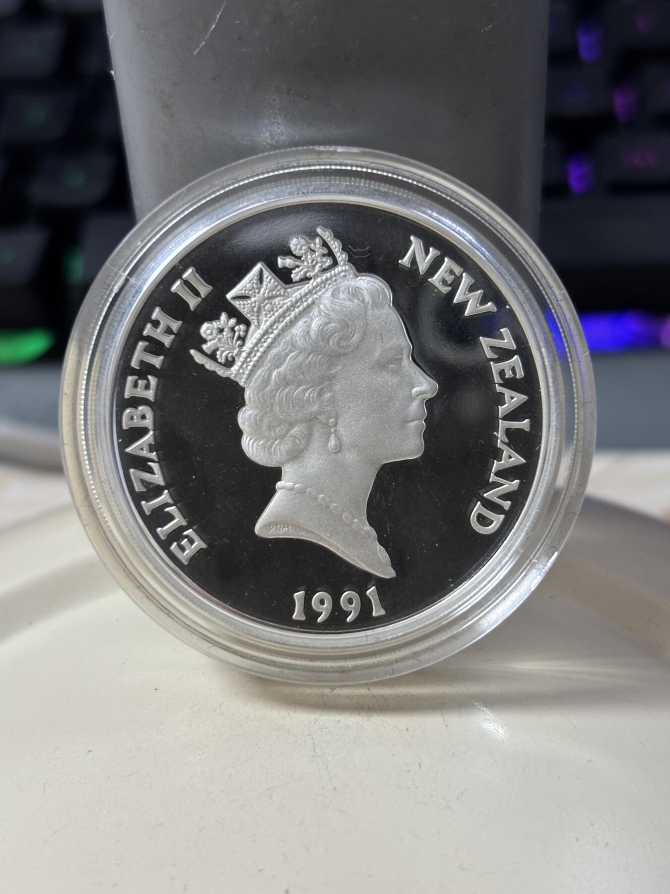 第185期拍卖 新西兰1991年世界杯纪念银币原盒证书，925银，27.22克，发行15000枚，盒子有脱皮，【银价364】