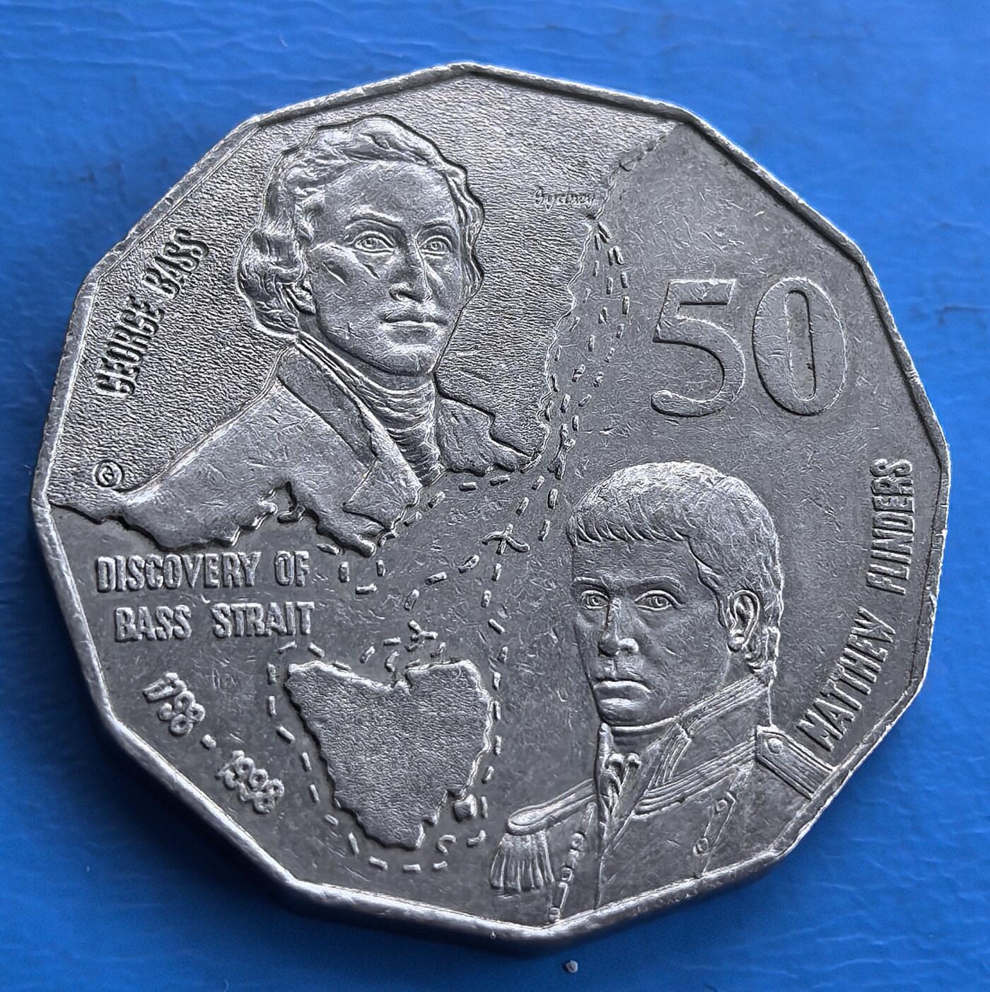 外国优质老铜币高银银币，周六九点倒数截拍，满百包邮，持续收拍 澳大利亚1998年纪念巴斯海峡发现200周年纪念币。呈现乔治・巴斯、马修・弗林德斯肖像及探险路线，八边形形制独特，铭记航海探索历史，是兼具纪念与收藏价值的钱币 。