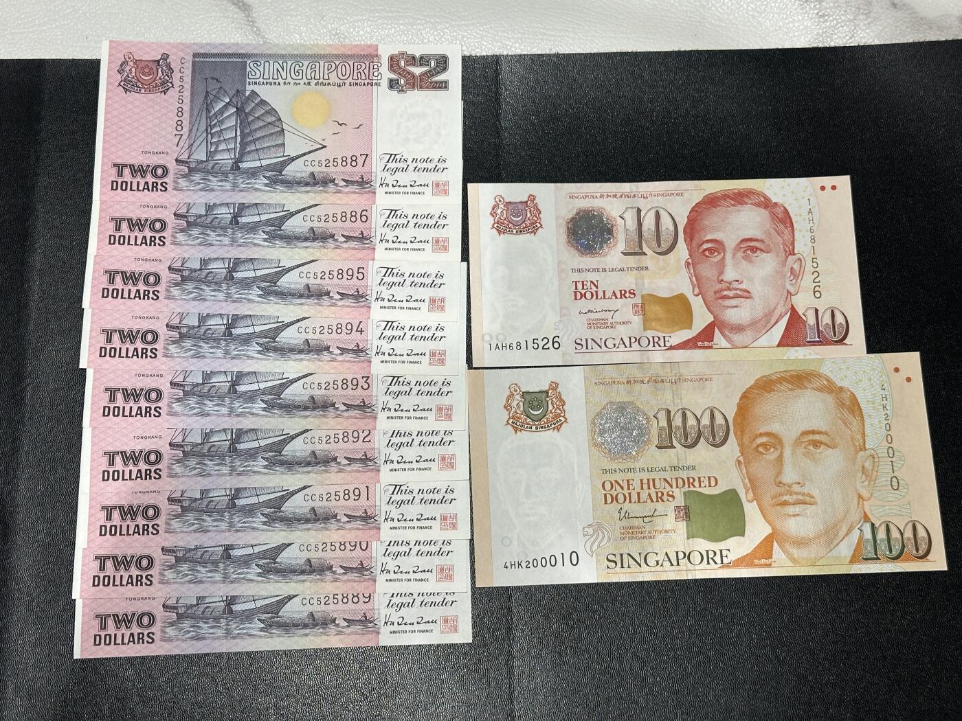 《外钞收藏家》第五百九十五期（优品场）（本平台长期征集拍品、欢迎藏友们联系合作） 新加坡船版2元 9连号（轻微潮点）+人像纸币版10元（有潮斑）+100元全新靓号 一起