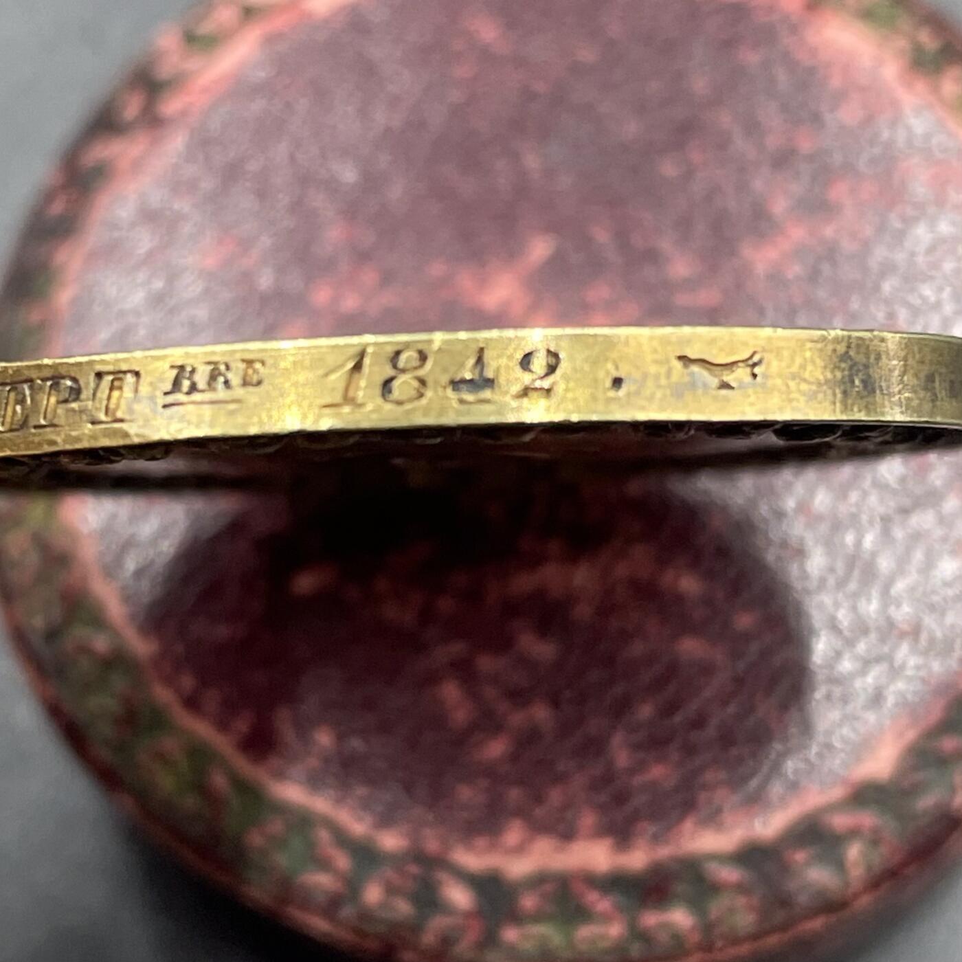 「木头集藏」“冬至雅藏”——章牌精品专场！ 1842年法国婚礼镀金原盒银章，直径：36.3 mm，21.6 g，边铭：油灯，少见早期镀金版本，品相不错，原皮盒正常使用。